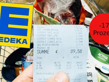 Einkaufswagen, Hand hält Kassenbon, Edeka-Logo und Aufkleber mit -17-Prozent-Aufdruck