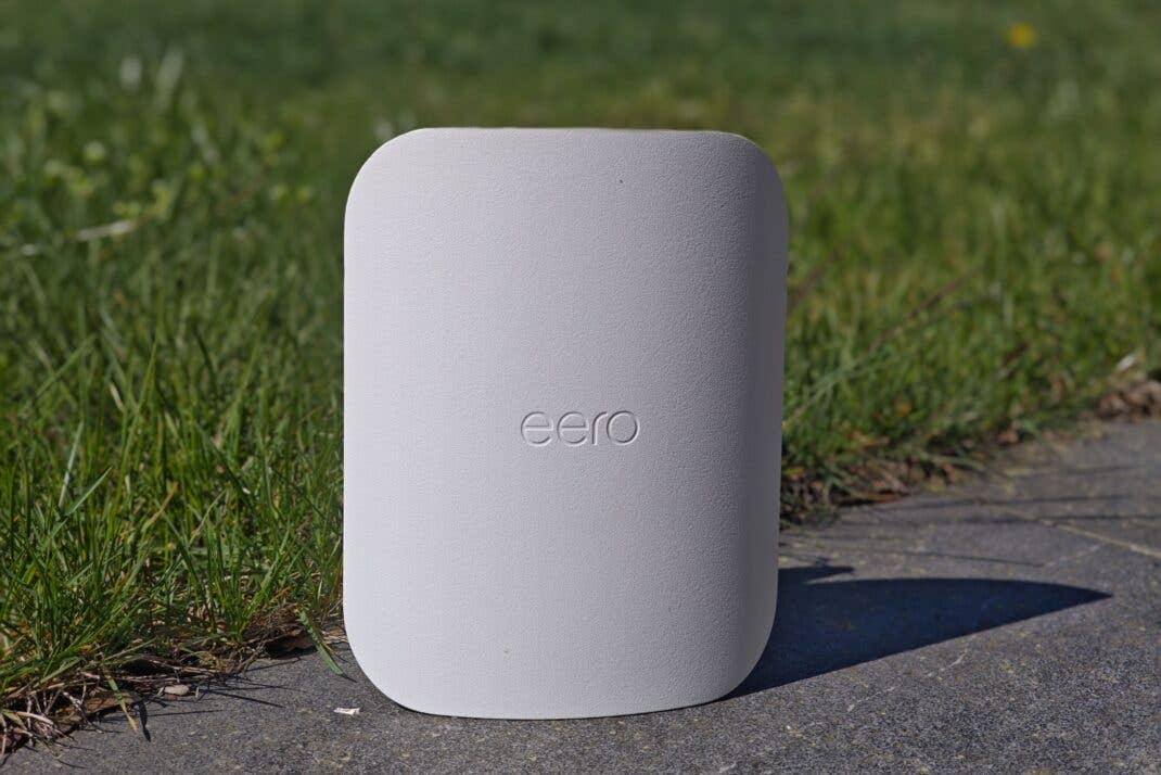 Der eero Outdoor 7 steht im Garten