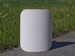 Der eero Outdoor 7 steht im Garten
