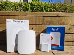 eero 7 Outdoor und Fritz!Repeater 1610 Outdoor mit Verpackungen im Garten