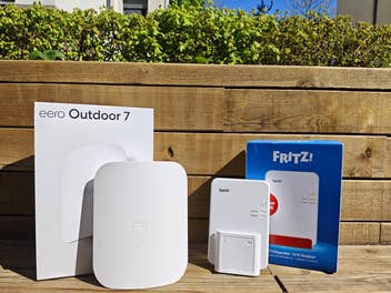 eero 7 Outdoor und Fritz!Repeater 1610 Outdoor mit Verpackungen im Garten