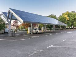 Solaranlage und Stromspeicher auf Parkplatz mit Fahrzeugen