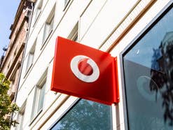Ein Vodafone-Schild an einem Gebäude.