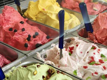 Ein Blick in eine Vitrine einer Eisdiele