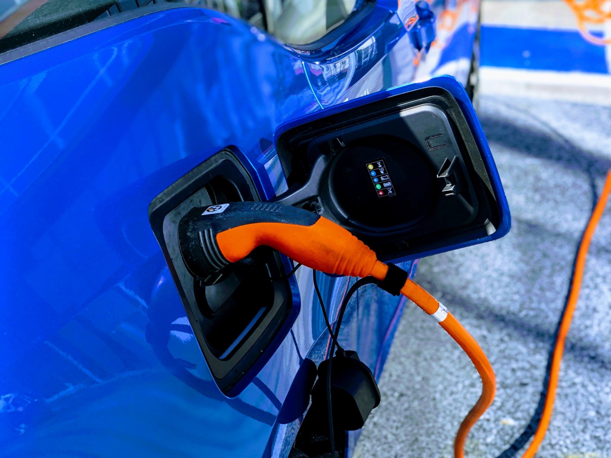 #E-Autos tanken trotz hohen Stromkosten um 41 Prozent günstiger