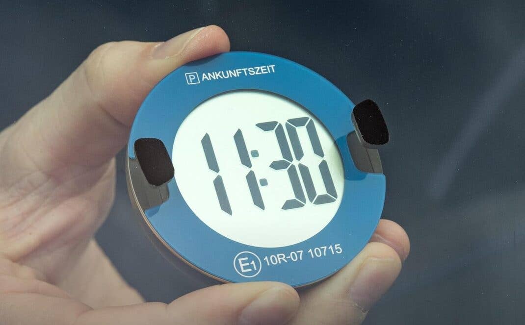 Elektronische Parkscheibe mit Magneten