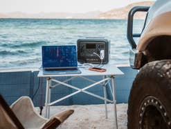Elite 100 V2 tragbare Powerstation mit Solarpanel im Einsatz am Strand
