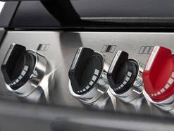 Aldi: Neue Gasgrill-Schnäppchen sind da Regler an einem Enders Gasgrill