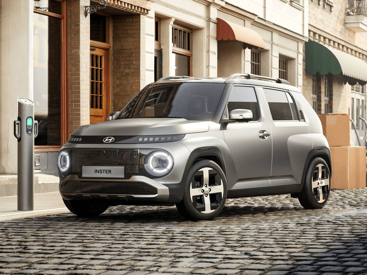 Hyundai Inster in der Frontansicht an einer Ladesäule.