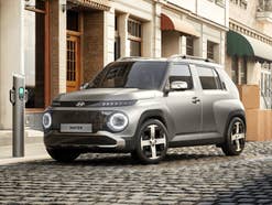 Hyundai Inster in der Frontansicht an einer Ladesäule.