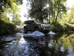 Jeep Recon (2026) fährt in einem Bachlauf.