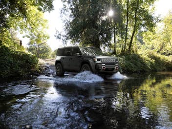 Jeep Recon (2026) fährt in einem Bachlauf.