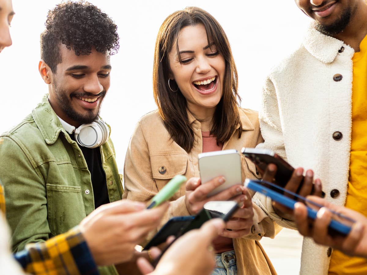 Endlich klar: Das sind die besten Handytarife Deutschlands Junge Menschen nutzen Smartphones.