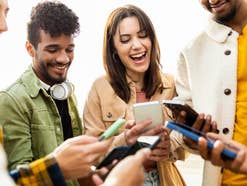 Junge Menschen nutzen Smartphones.