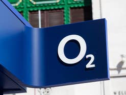 O2 Logo auf einem Schild an einem O2 Shop.