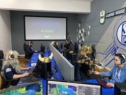 esports raum mit Gaming PCs und Spielern