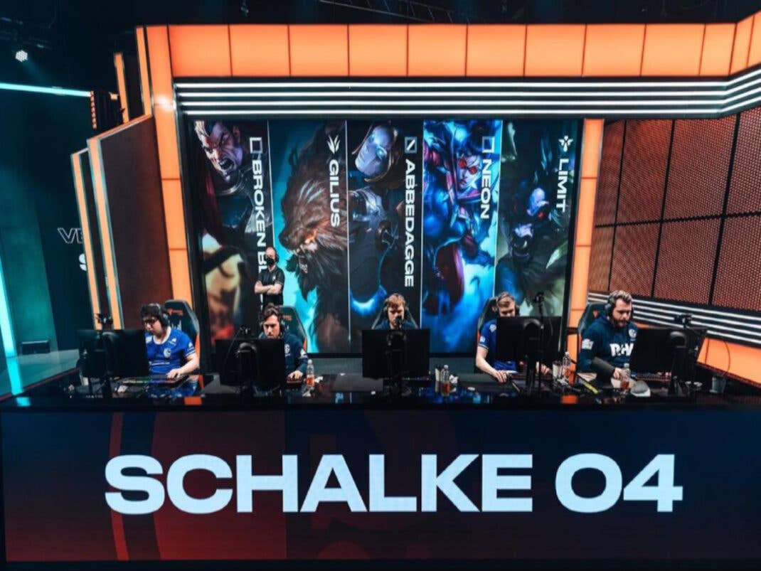 An Esports Tisch sitzen 5 Gamer an PCs