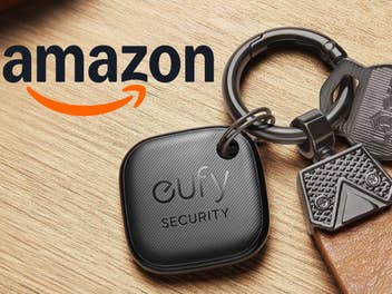 Der eufy security SmartTrack liegt auf einem Tisch.