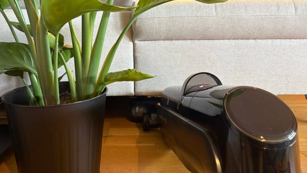 Eureka RapidWash 730 Saugwischer unter einem Sofa