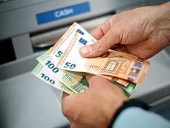 Euroscheine vor einem Geldautomaten