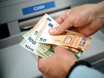 Euroscheine vor einem Geldautomaten