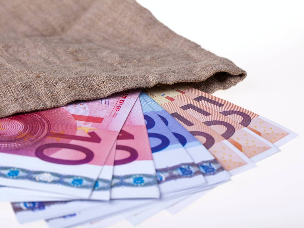 Euro-Geldnoten in einem Stoffsack.