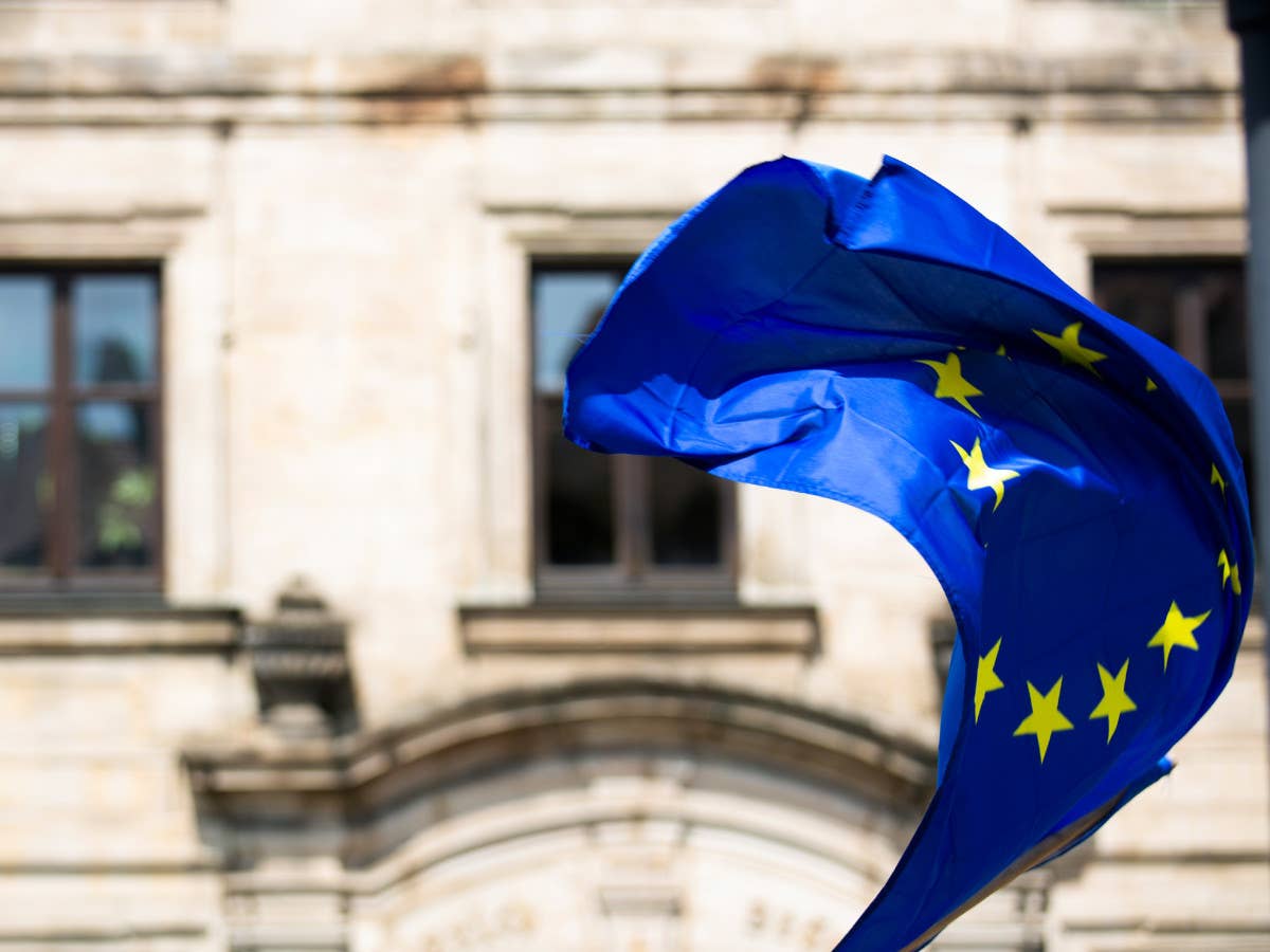 Die europäische Flagge im Wind vor einem historischen Gebäude