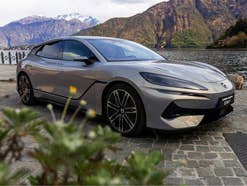 DENZA Z9 GT geparkt in der Frontansicht.