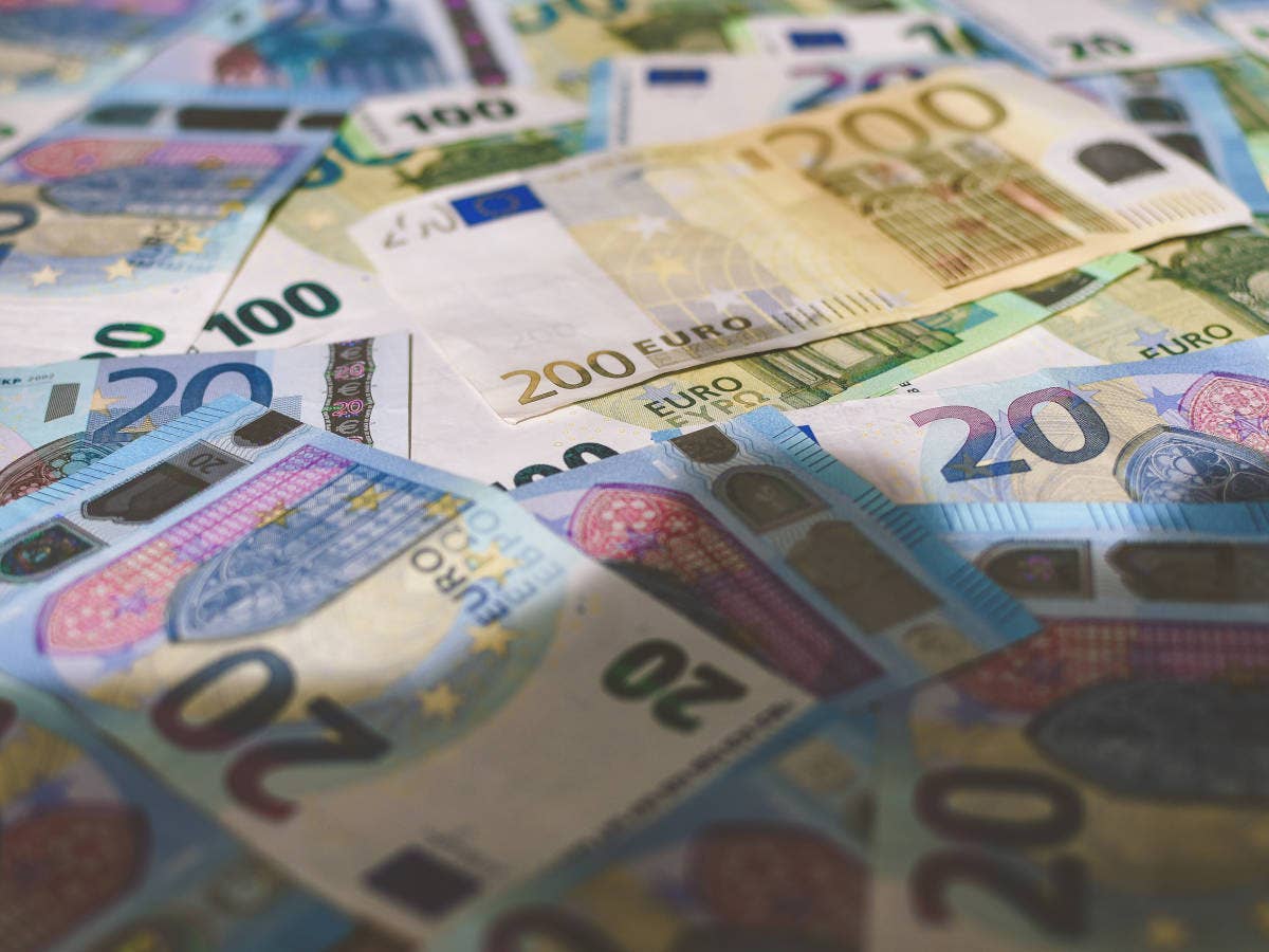 Geldscheine in Euro-Banknoten liegen auf einem Tisch.