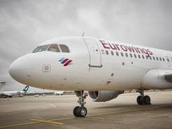 Eine A320 von Eurowings steht auf einem Flughafen-Vorfeld