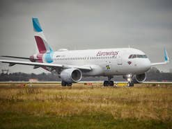 Airbus von Eurowings rollt über ein Rollfeld am Flughafen.