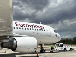 Eurowings-Flugzeug am Flughafen.