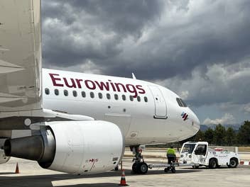 Eurowings-Flugzeug am Flughafen.
