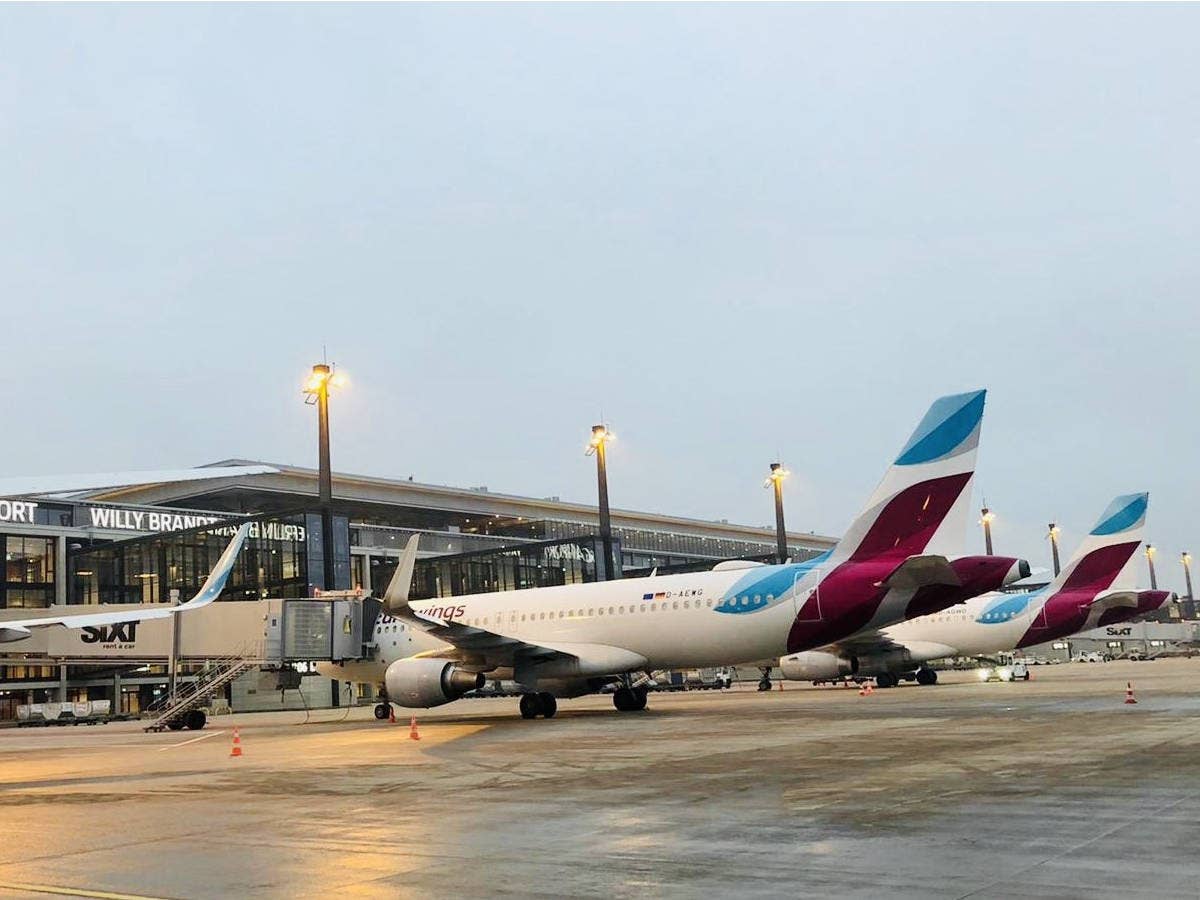 Eurowings Flugzeuge stehen am Terminal des Flughafen BER.