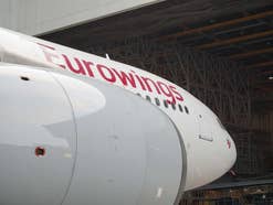 Eurowings Flugzeug steht vor einem Hanger.