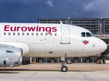 A320 von Eurowings steht an einem Flughafen.
