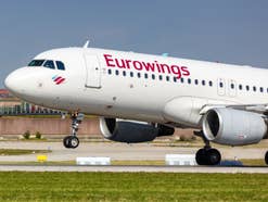 Eurowings-Flugzeug startet.