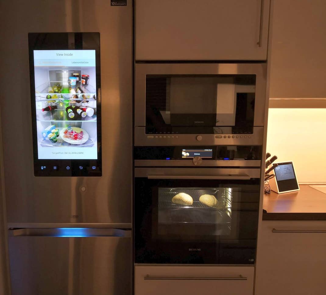Ein smarter Samsung-Kühlschrank mit eingebautem Display und ein smarter Backofen von Siemens
