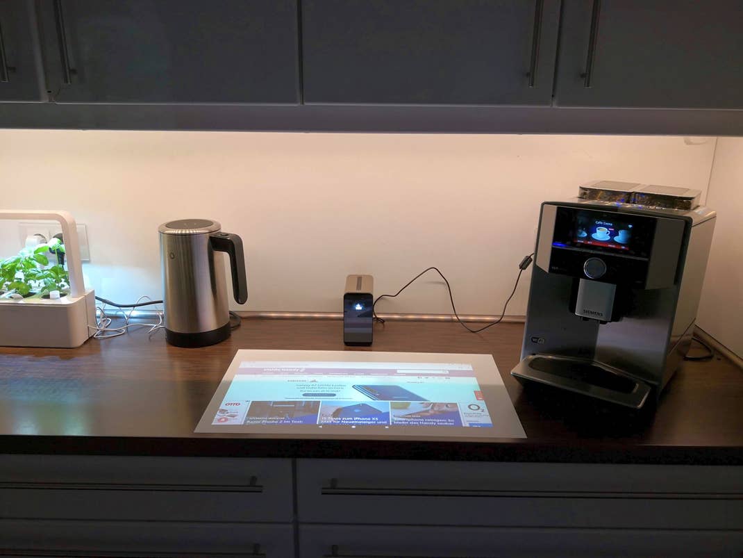 Der Sony Xperia Toucht steht auf der Küchen-Anrichte zwischen smartem Wasserkocher und smarter Kaffeemaschine