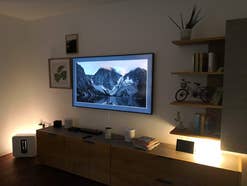 Eine HiFi-Ecke im smarten Zuhause 18 der EWE AG mit UHD-Fernseher und smarter Beleuchtung.