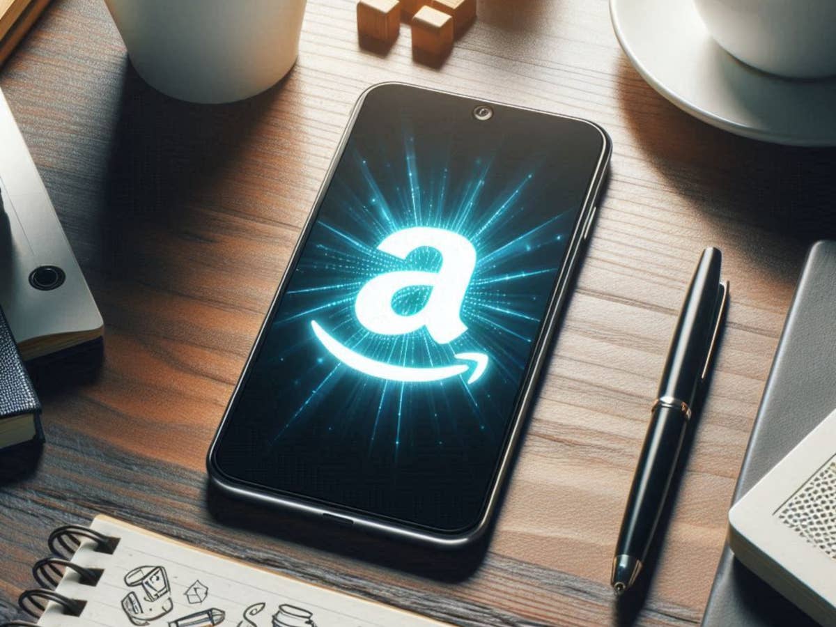 Exklusiv bei Amazon: Brandneuer Smartphone-Hersteller ist da Smartphone mit Amazon-Logo auf dem Display liegt auf einem Schreibtisch.
