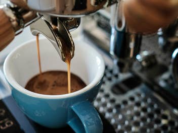 Experten warnen: Dieser harmlose Küchen-Trick zerstört die Kaffeemaschine