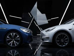 Autos stehen sich gegenüber.