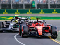 Rennwagen von Mercedes und Ferrari bei einem Formel 1 Rennen.