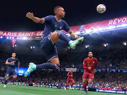 Mbappé nimmt gekonnt einen Ball in Fifa 22 an.