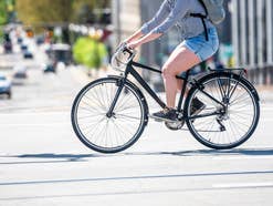 Keinen Klick weiter: Jetzt müssen Amazon-Kunden aufpassen Frau auf Fahrrad