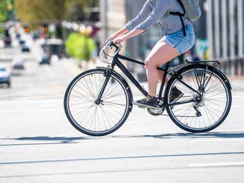 Frau auf Fahrrad