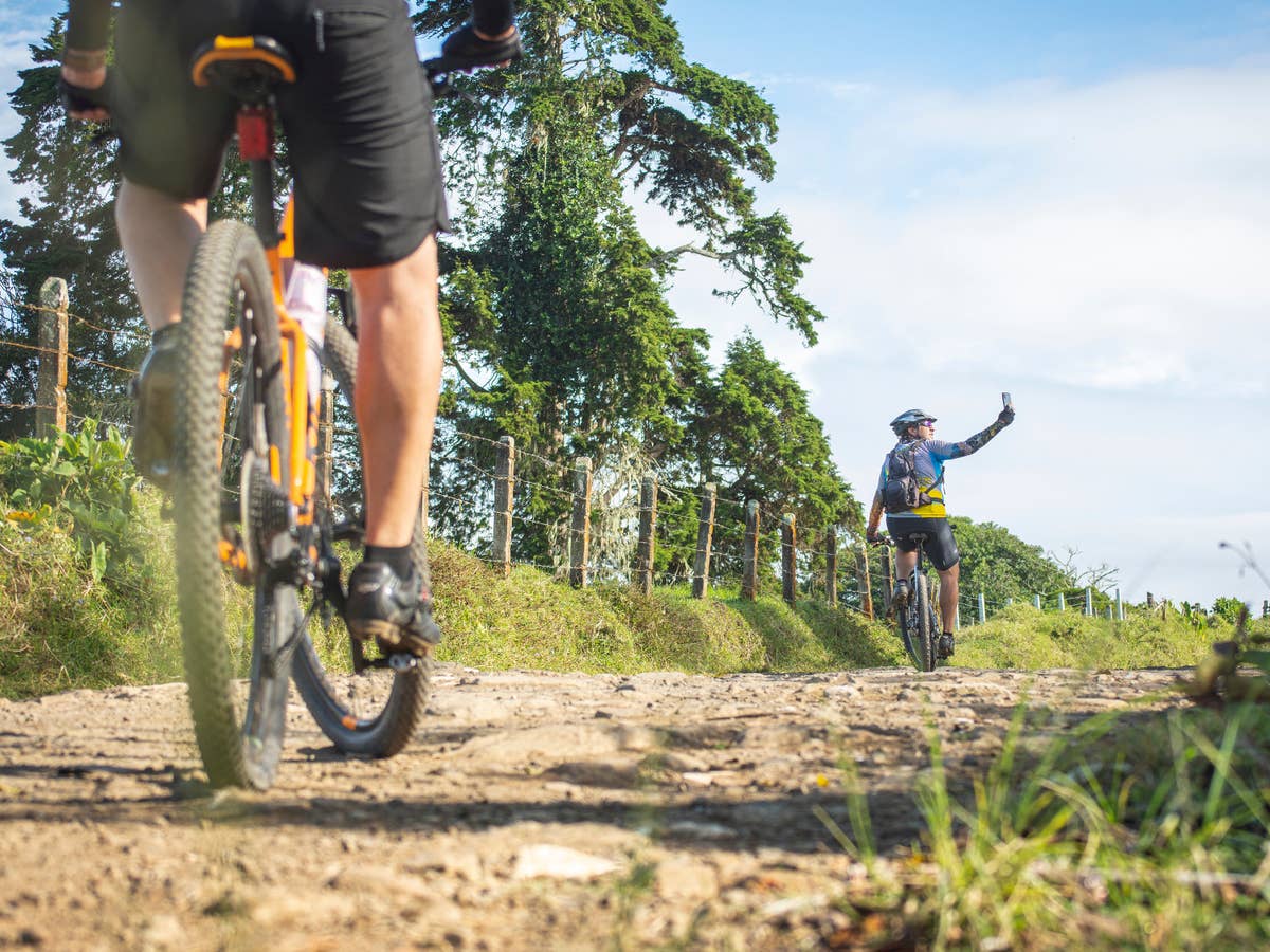 Zwei Radfahrer auf einem Feldweg