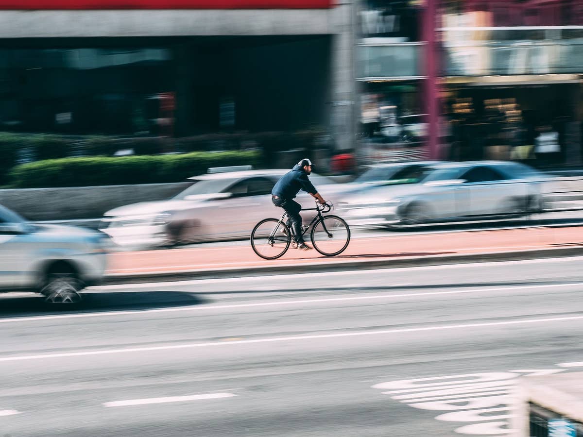 Ein Fahrrad fährt in der Stadt
