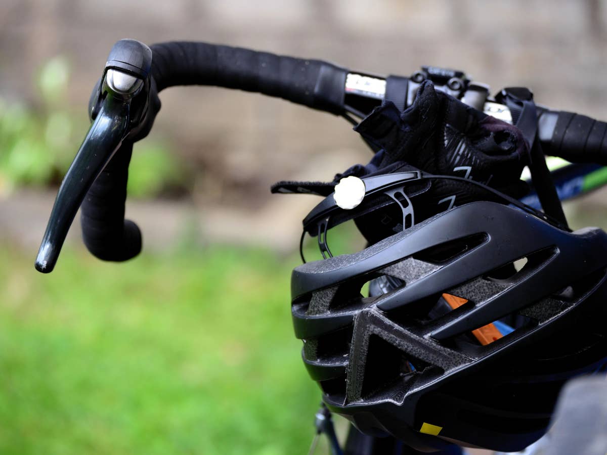 Ein Fahrradhelm an einem Lenker